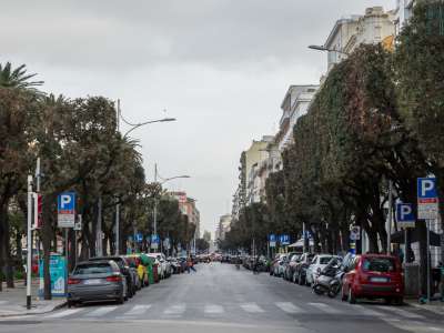 Un quartiere, il Murat, che da sempre fa rima con shopping, incarnato dai negozi di Corso Cavour: una via che continua nostalgicamente a raccontare l�anima commerciale di Bari